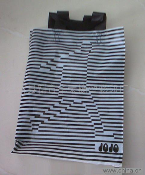 塑料服装袋 便利背后的环境隐忧与可持续之道